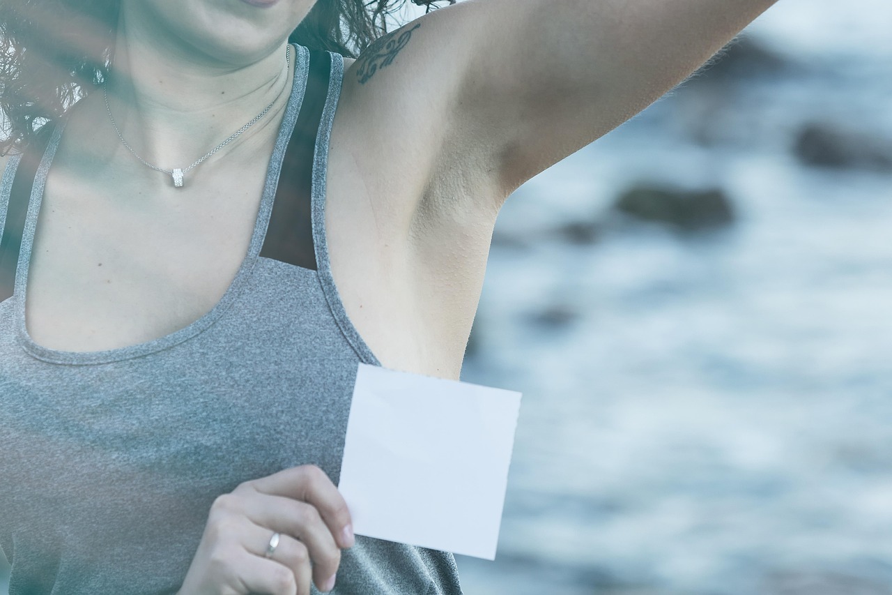Porównanie: antyperspirant vs. naturalny dezodorant – co wybrać?